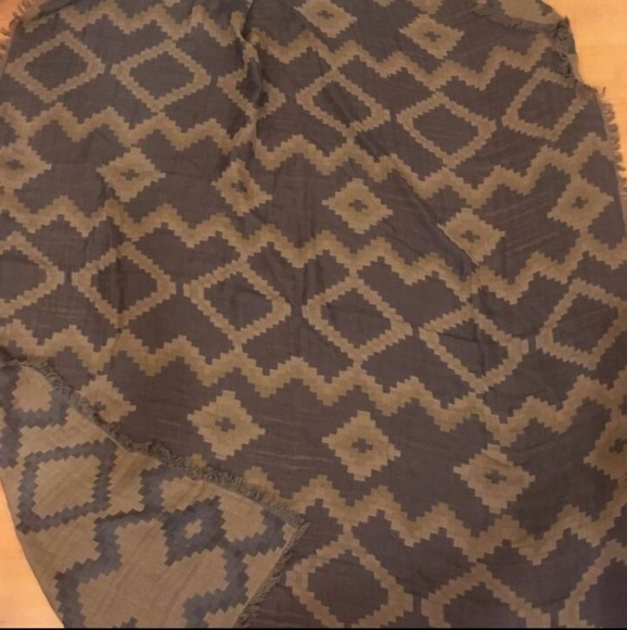 Aritzia Diamond Mosaic Blanket Scarf - Picture 3 of 7